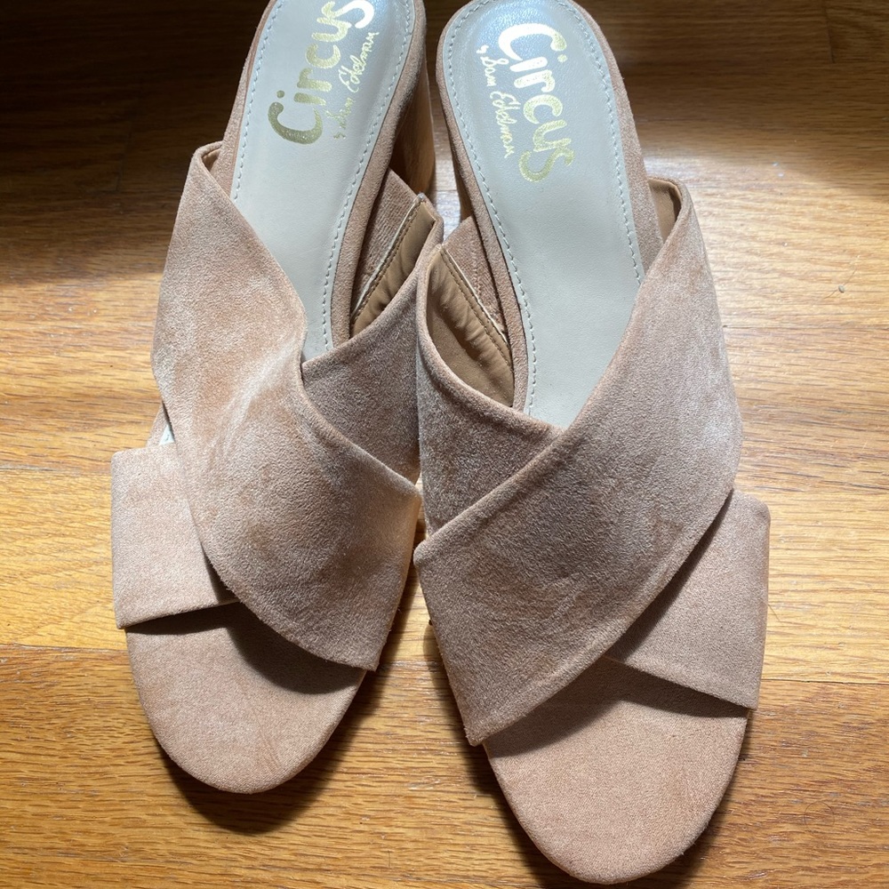 Nude suede Sam Edelman Pumps